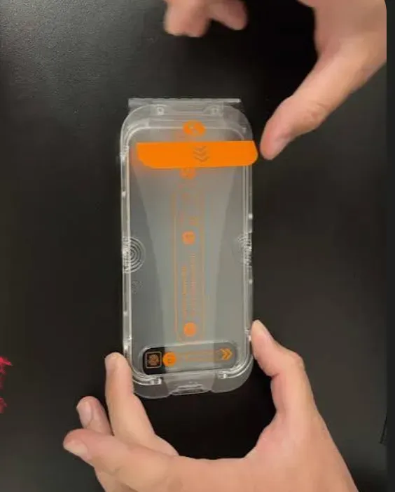 Cliente aplicando a película com o aplicador Crystal Armor